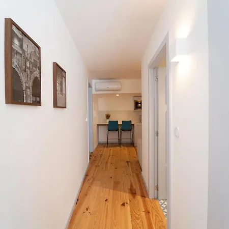 Lp Heritage Next To Cathedral By Se 브라가